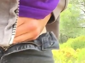 Homme avec un string violet transparent qui se masturbe en pleine nature et ejacule